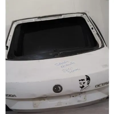 Skoda Octavia A5 Arka Bagaj Kapağı Beyaz Renk Ufak Hasarlı